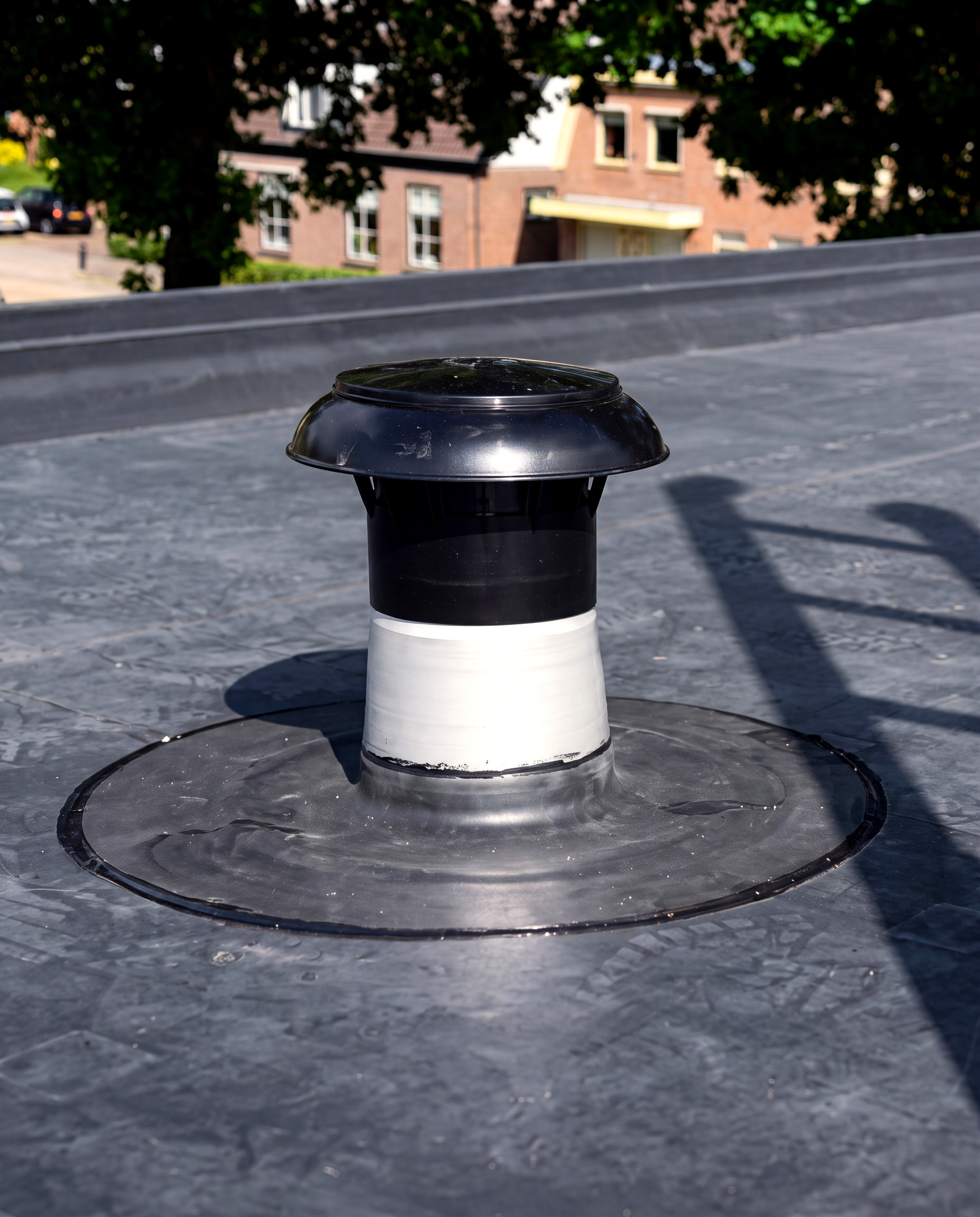 Ventilatiedoorvoer met kraag op een EPDM plat dak